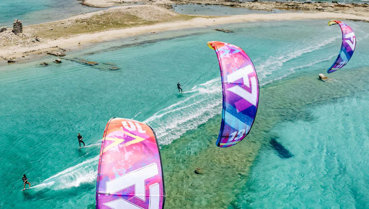 Dois kitesurfistas em uma lagoa turquesa
